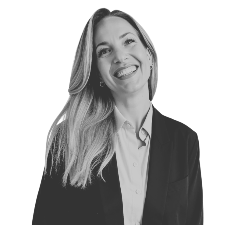 Ein Foto von Daniela Blöcker mit langen, blonden, offenen Haaren. Sie lächelt in die Kamera und trägt Business Kleidung.