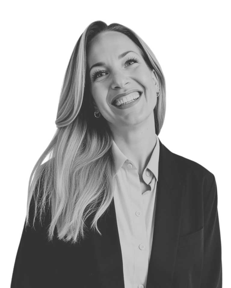 Ein Bild von Daniela Blöcker, auf dem sie offene blonde, lange, offene Haare hat und Businesskleidung trägt. Sie lächelt in die Kamera.