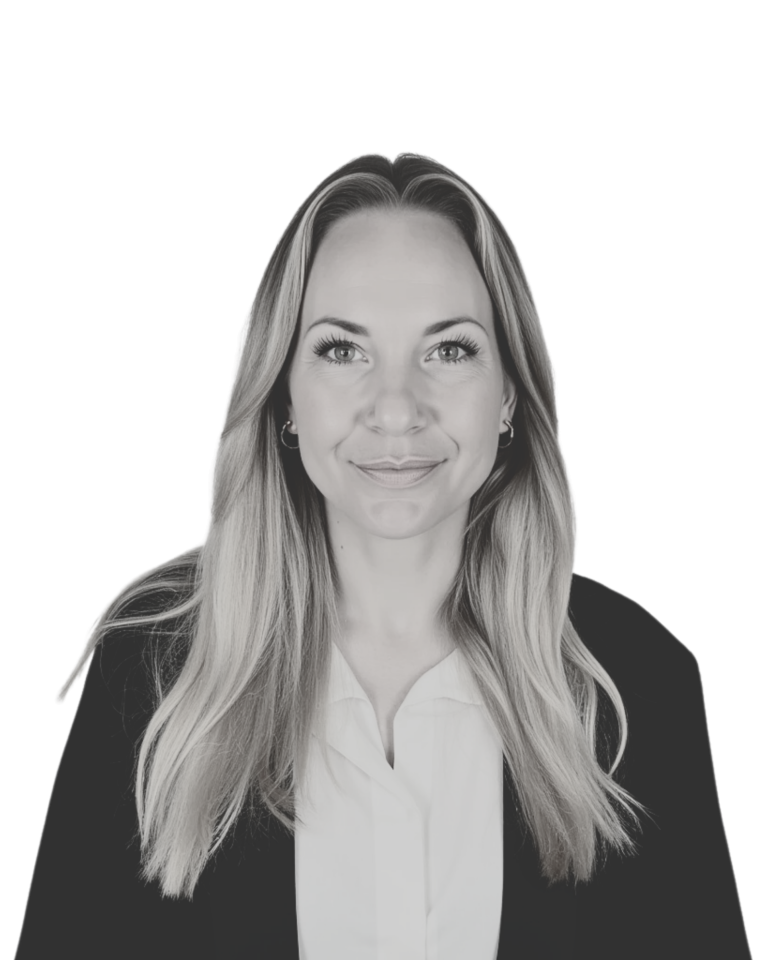 Ein Bild von Daniela Blöcker, auf dem sie offene blonde, lange, offene Haare hat und Businesskleidung trägt. Sie lächelt in die Kamera.