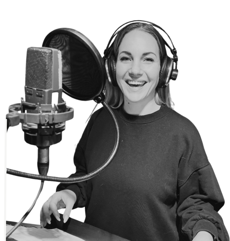 Ein Bild von Daniela Blöcker, auf dem im Tonstudio steht und gerade etwas einspricht. Sie steht vorm Mikrofon.